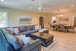 een woonkamer met een bank en een tafel bij 56 Valencia Street in St. Augustine