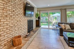 een stenen muur met een open haard in de woonkamer bij 56 Valencia Street in St. Augustine