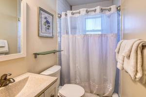 een badkamer met een wit douchegordijn en een toilet bij 56 Valencia Street in St. Augustine +39 foto's