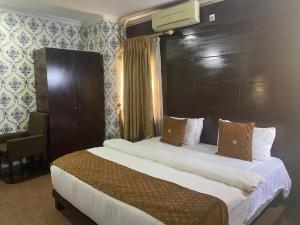Rúm í herbergi á Galpin Suites