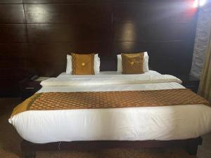 Rúm í herbergi á Galpin Suites
