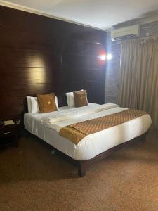 Rúm í herbergi á Galpin Suites