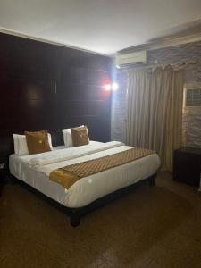 Rúm í herbergi á Galpin Suites