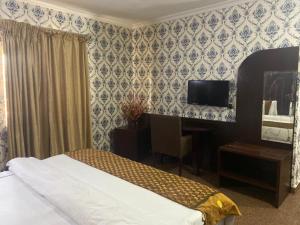 Rúm í herbergi á Galpin Suites