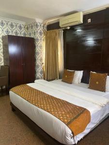 Rúm í herbergi á Galpin Suites