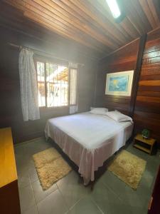 1 Schlafzimmer mit einem großen weißen Bett und 2 Fenstern in der Unterkunft SÍTIO BOA VISTA SJC - Estadias e Eventos in São José dos Campos