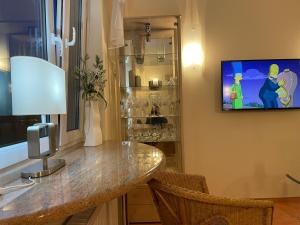 ミエンジズドロイェにあるWolin-Travel Fala apartamenty z widokiem na morzeの壁にテレビが備わる客室内のバー