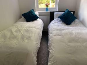 two beds sitting next to each other in a room at Rhos cottage Ruthin in Ruthin