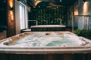 ein Whirlpool in einem Zimmer mit Fenster in der Unterkunft FOLGA - Hotel, Restauracja, Browar, SPA in Gryfice