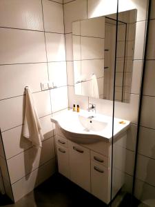 W łazience znajduje się umywalka i lustro. w obiekcie Jaśkowa Ostoja w Gdańsku