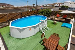 Bazén v ubytování La Malvasía nebo v jeho okolí