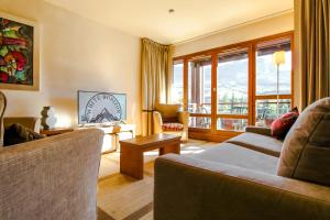 Posezení v ubytování Stunning 3-bedroom apartment with mountain views