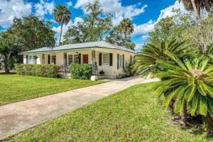 een huis met een palmboom ervoor bij 56 Valencia Street in St. Augustine