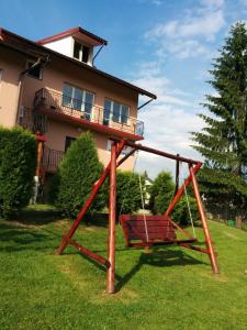 Plac zabaw dla dzieci w obiekcie Apartament w Bieszczadach