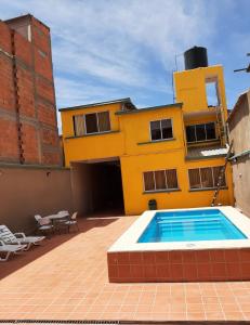 Refugio del Turista tesisinde veya buraya yakın yüzme havuzu