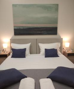 Postel nebo postele na pokoji v ubytování Marinos Suites