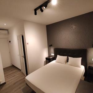 1 dormitorio con 1 cama blanca grande y cabecero negro en Room Pride, en Madrid