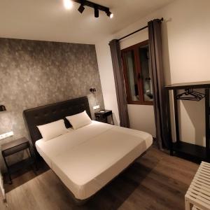 1 dormitorio con 1 cama blanca grande. en Room Pride, en Madrid