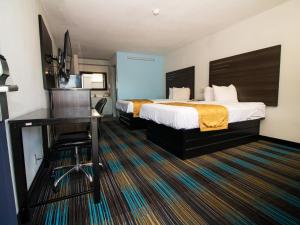 una camera d'albergo con letto e scrivania di Sweet Dream Inn - University Park a Pensacola