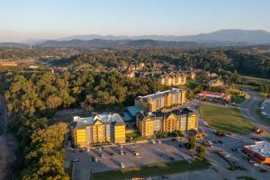 eine Luftansicht eines Campus mit Gebäuden in der Unterkunft The Resort at Governor's Crossing in Pigeon Forge