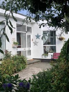 Ballygally Seaview Cottage外面的花园