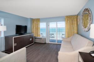 Palette Resort Myrtle Beach的电视和/或娱乐中心