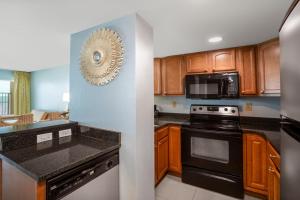 Palette Resort Myrtle Beach的厨房或小厨房