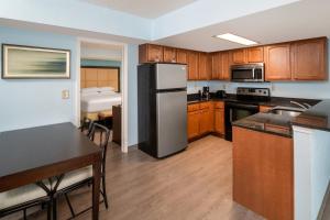 Palette Resort Myrtle Beach的厨房或小厨房