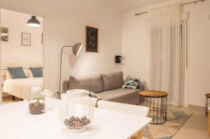 ein Wohnzimmer mit einem Sofa und einem Tisch in der Unterkunft La Plaza-Colón, 1 habitación. in Villafranca de los Barros