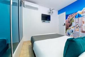 a small bedroom with a bed and a tv at Ayenda Aston in Cúcuta