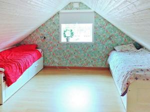 een slaapkamer met 2 bedden en een raam bij Holiday home Osby in Osby