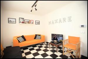 ナザレにあるCasa do Joaquim da Praiaのリビングルーム(オレンジ色の家具、チェックフロア付)