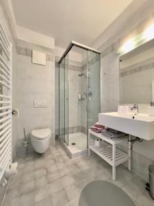 巴德小基希海姆的住宿－Sunshine @ Rosie Design Chalet，一间带水槽、卫生间和淋浴的浴室