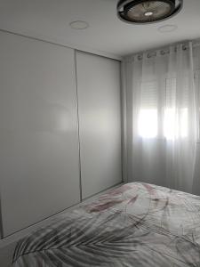 Era de Soler的住宿－Maya，一间卧室设有一张床和一个窗口