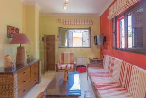 ein Wohnzimmer mit Sofa und Tisch in der Unterkunft Rural Apartments with Community Pool in Santa Brígida