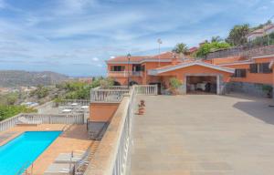 eine Villa mit Swimmingpool und ein Haus in der Unterkunft Rural Apartments with Community Pool in Santa Brígida