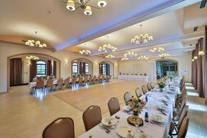 un gran salón de banquetes con mesas y sillas en VILLA CUBACH en Spišské Bystré