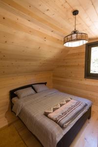 Ένα ή περισσότερα κρεβάτια σε δωμάτιο στο Brvnara PETRA