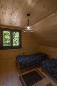 Ένα ή περισσότερα κρεβάτια σε δωμάτιο στο Brvnara PETRA