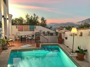 una piscina en el patio de una casa con mesa en Casa Sol Y Aire - vakantievilla in dorp met privé zwembad, en Pinos del Valle