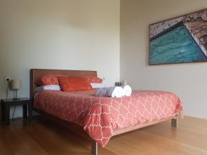 una camera da letto con un letto con due orsacchiotti sopra di Hot Water Beach Bure Wera a Hotwater Beach