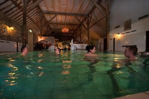 Majoituspaikassa Wellness Sauna Beauty Farm Midwolda tai sen lähellä sijaitseva uima-allas