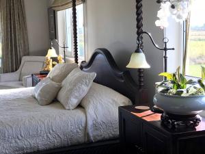 una camera con un letto con due lampade su un tavolo di Chateau Pritchard a Springston
