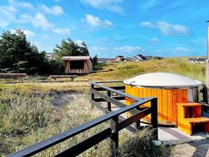 Harboørにある22 person holiday home in Harbo reの黄色・橙色