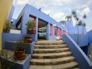 - un bâtiment bleu avec des escaliers devant dans l'établissement Residencia Cataluña, à Cuernavaca