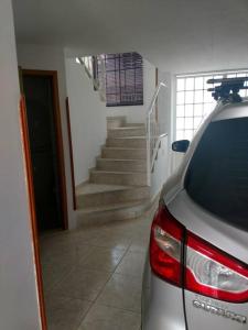un coche aparcado frente a un pasillo con escaleras en Hermosa Casa en excelente vecindario en San Gil, en San Gil