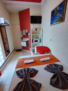 a room with a large bed in a kitchen at Pousada Tamandaré in Campo Grande +33 photos