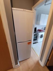 A kitchen or kitchenette at Mel's Springfield Home