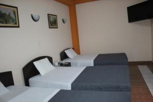 Habitación de hotel con 2 camas y TV en Zentrico Hotel, en Chiclayo
