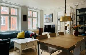 uma sala de estar com uma mesa e um sofá em ApartmentInCopenhagen Apartment 134 em Copenhague